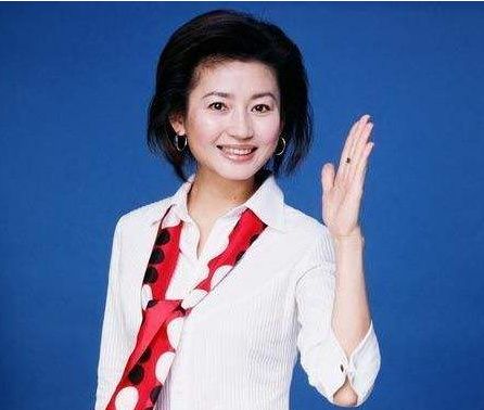 她30岁成优秀央视主持人，今51岁近照曝光，网友