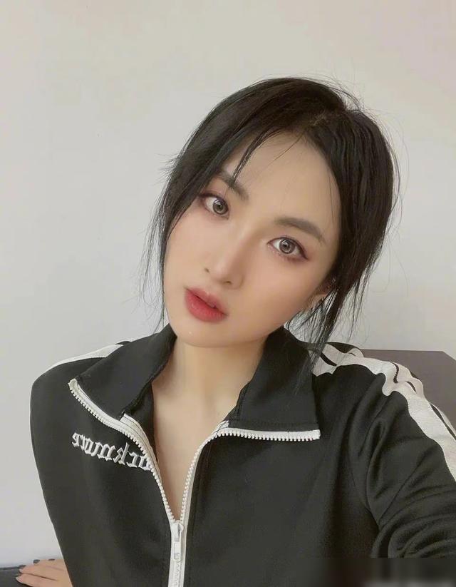 姚安娜亮相上海车展,都是任正非的女儿,不欠谁一个交代?