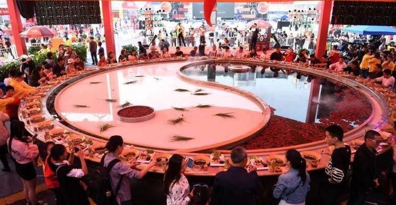 重庆女富豪何永智：初中文化，靠3口锅挣下40亿身家，凭啥？