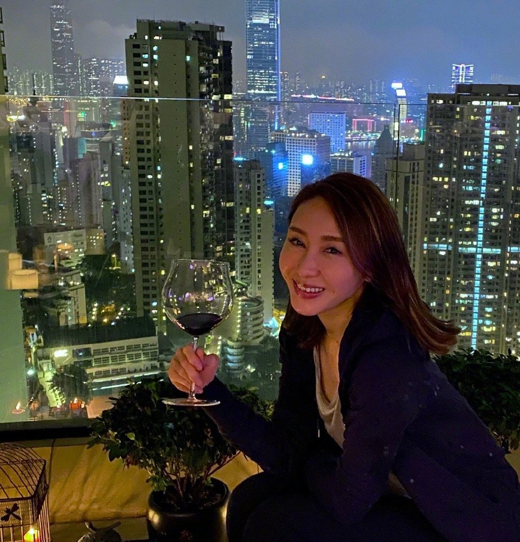 49岁黎姿晒性感美照，生四个子后依旧性感撩人，