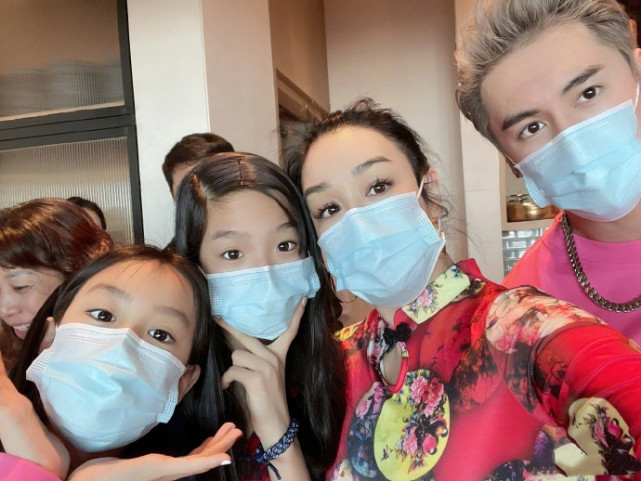 張倫碩花錢買二女兒秘密惹哭對方，曬與妻女合照秀幸福被喊話道歉