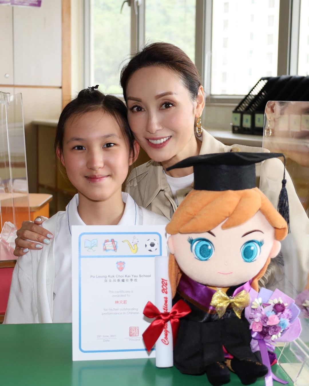 郭可盈女儿小学毕业，11岁津津就读星二代名校，连续三年学科冠军