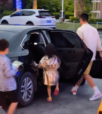 杜江和霍思燕一家出遊，神秘小女孩再現身，露側臉與霍思燕熱聊