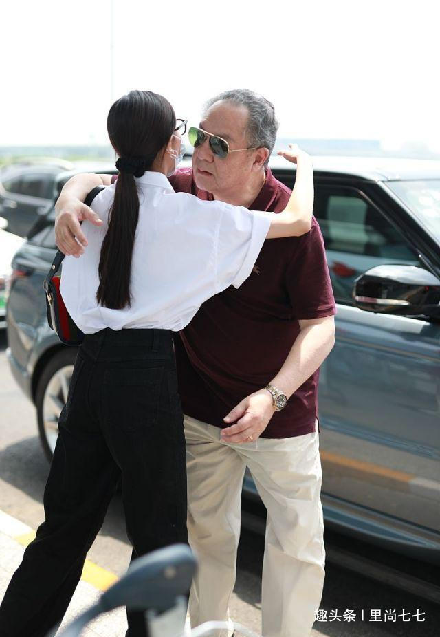 被曝恋张一山后宋妍霏走机场，亲爸来接机，戴