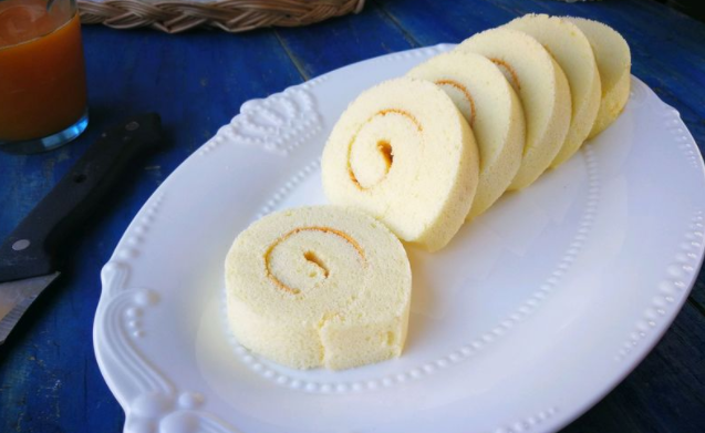蛋糕卷不用出去买着吃了，在家就能做，口感绵密做法简单