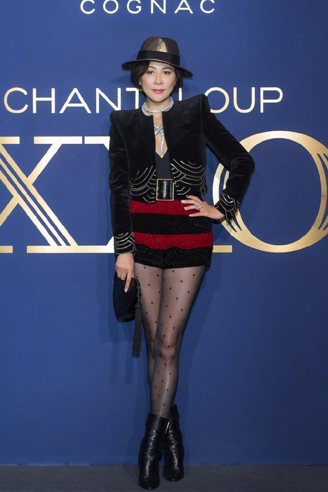 50多岁刘嘉玲成丝袜精，穿黑西装配黑丝袜，气质