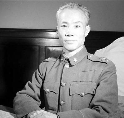 报告导演，国军军官的军装应该这样穿