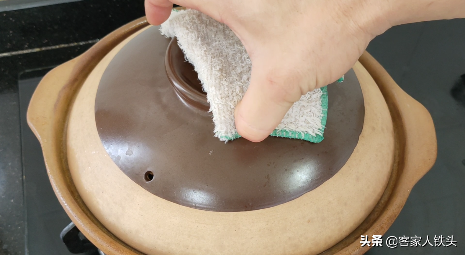 6月天热多给家人吃丝瓜，配上花甲做一锅，多汁味美，营养又下饭