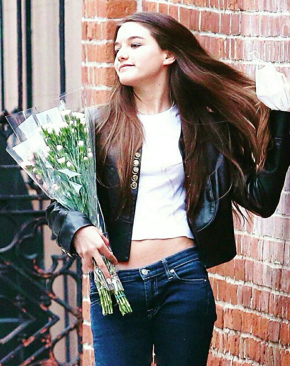 阿湯哥女兒１５歲了！ 沒有小時候美，皮夾克搭配Ｔ卹約會時尚個性