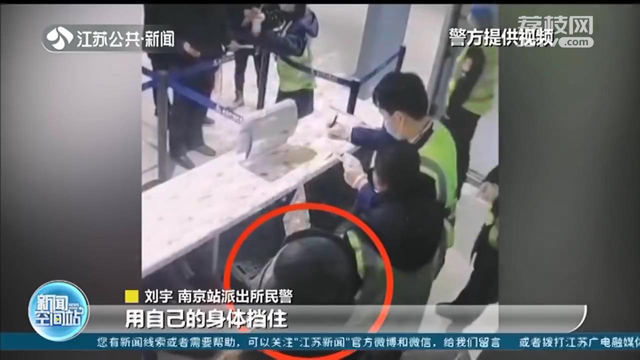 男子机场顺走手机，被抓后说是误会：手机&ldquo;跑进&rdquo;自己口袋里