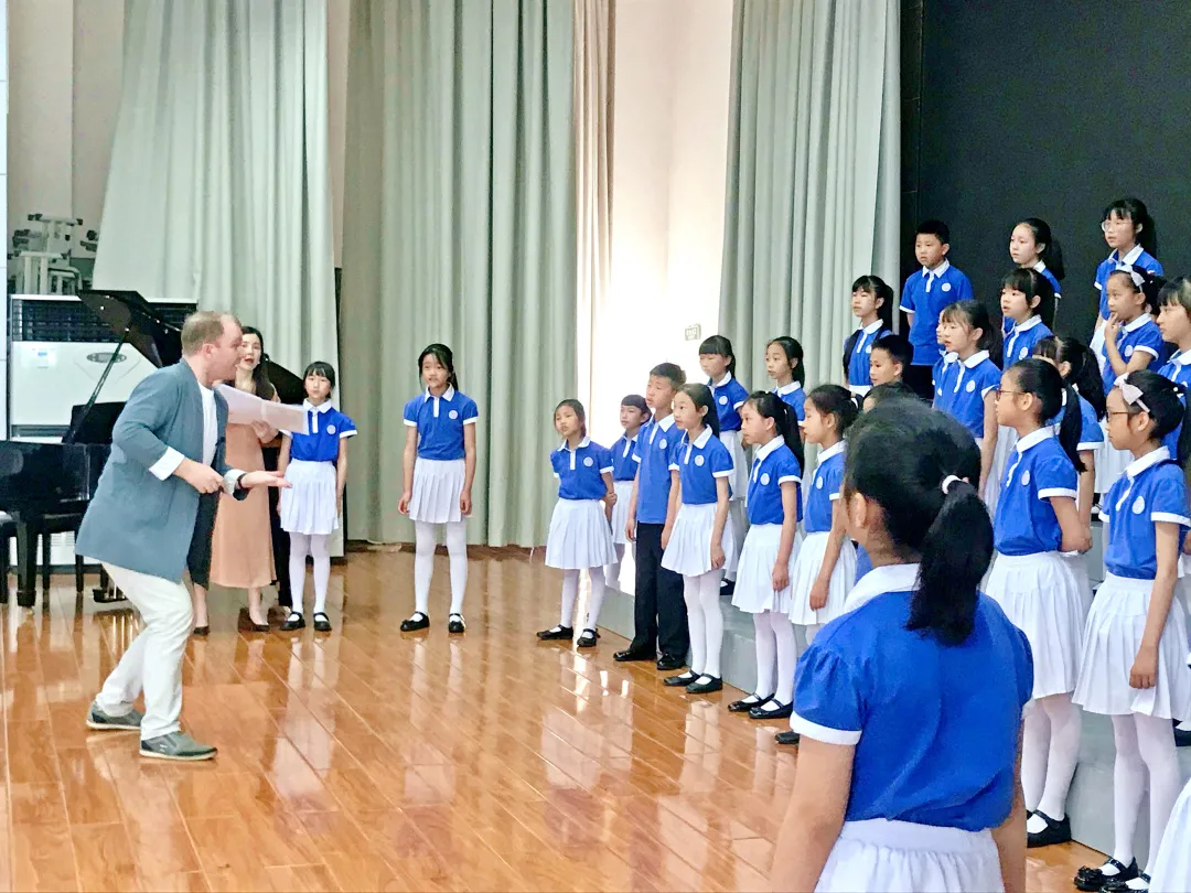 新苗合唱依托国际平台秀魅力丨国际合唱大师莅临双流棠湖小学指导