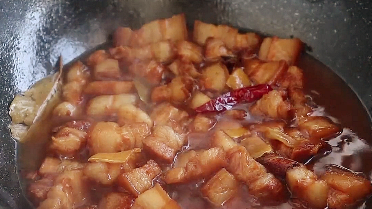 廚師教你紅燒肉的做法，軟糯香甜，肥而不膩，過年吃著真香