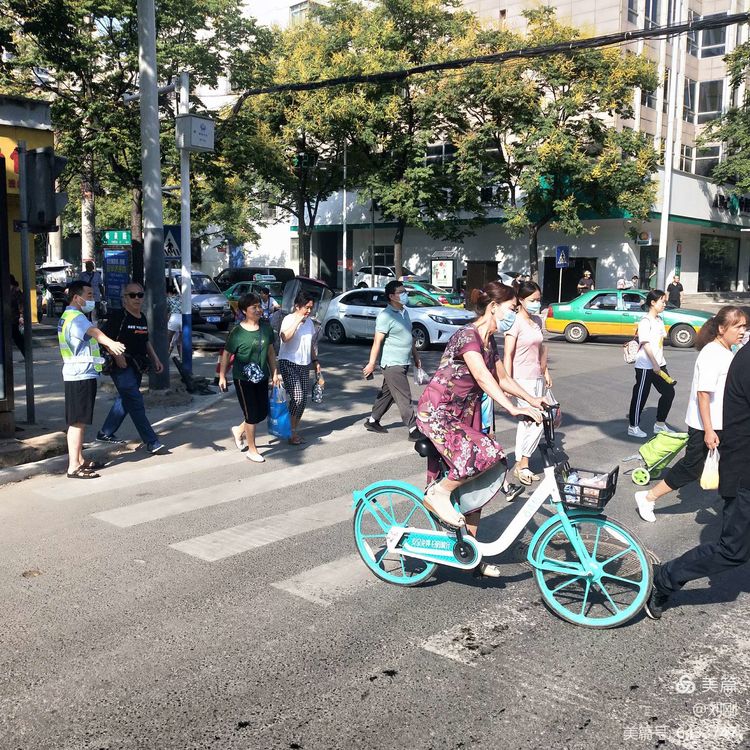 陕西宝鸡：交警开出租 的哥站警岗