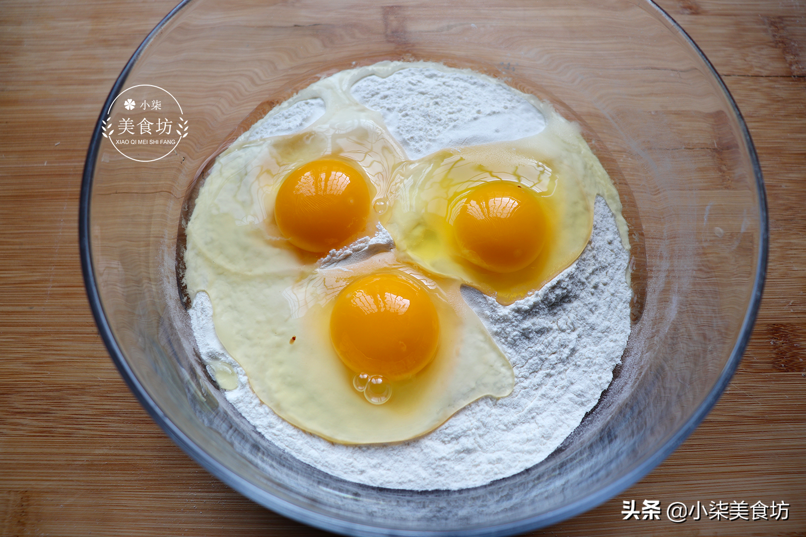 图片[3]-面粉里加3个鸡蛋 不用蒸不用烙 孩子隔三差五要吃 比买的好吃-起舞食谱网