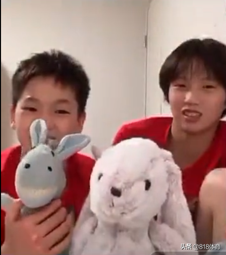 兄妹情深!全红婵夺冠随身带丑驴玩偶,当厨师大哥送的,她摆在床头