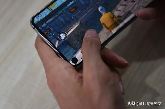 三星Galaxy A8s黑瞳全视屏 两千元档位旗舰手机