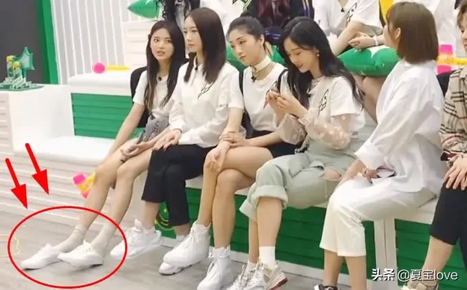 火箭少女录节目时，谁注意杨超越鞋子咋了？有