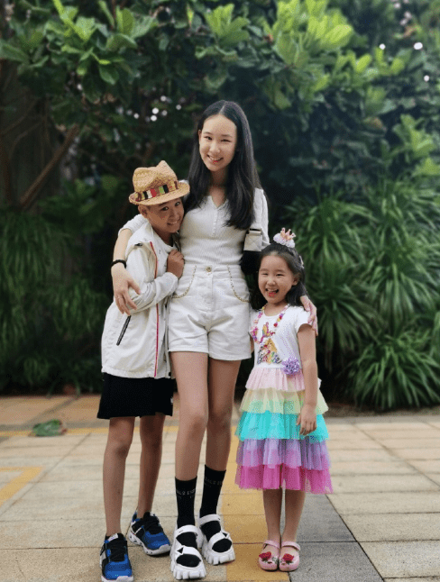 赵文卓夫妇庆儿子满10岁，13岁大女儿身高超妈妈，一家五口好有爱