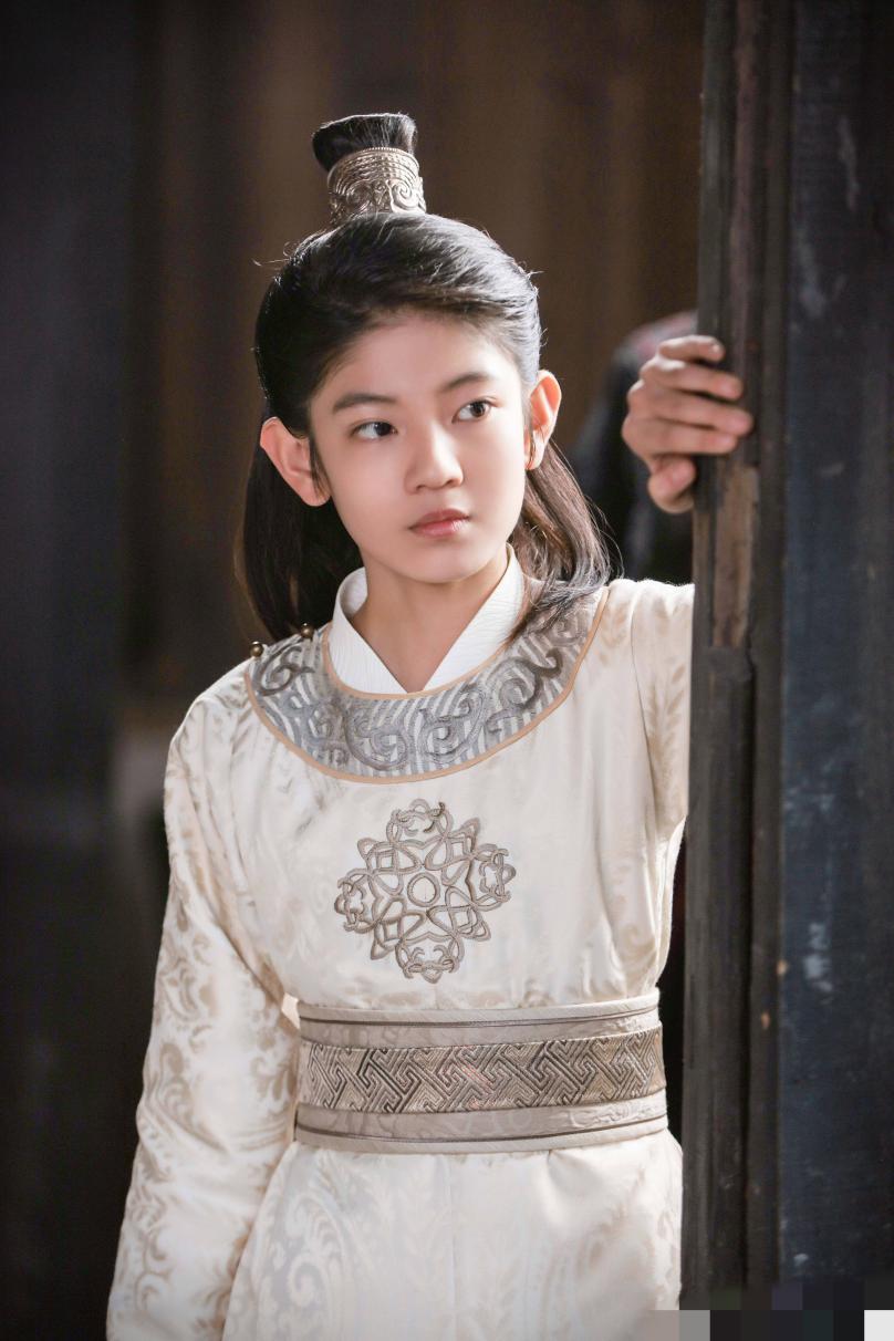 16岁男星被曝网恋，网聊尺度超大，网友：现在小孩子这么早熟？