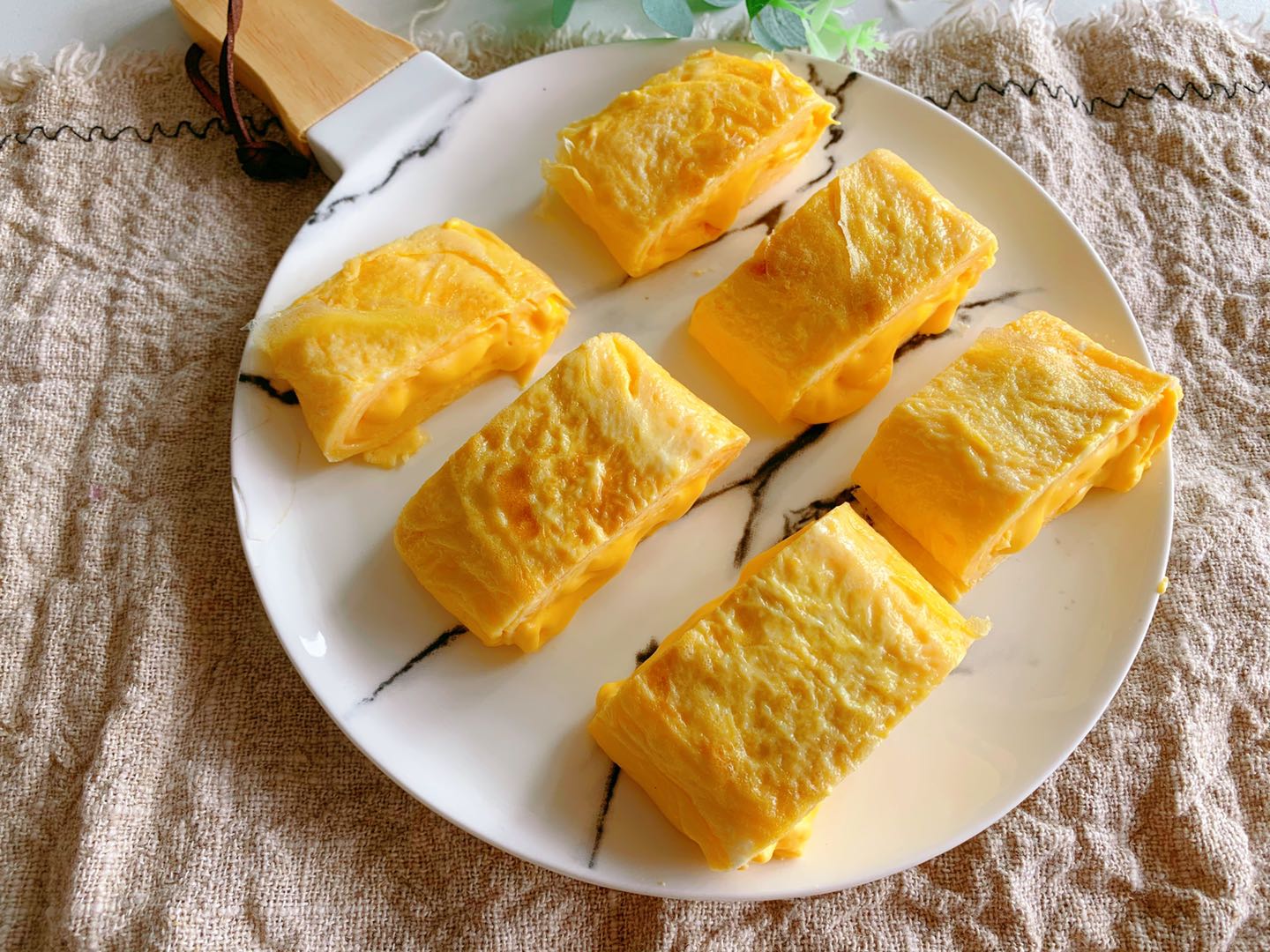 4個雞蛋，半杯牛奶，教你做奶香濃郁，一口就爆漿厚蛋燒