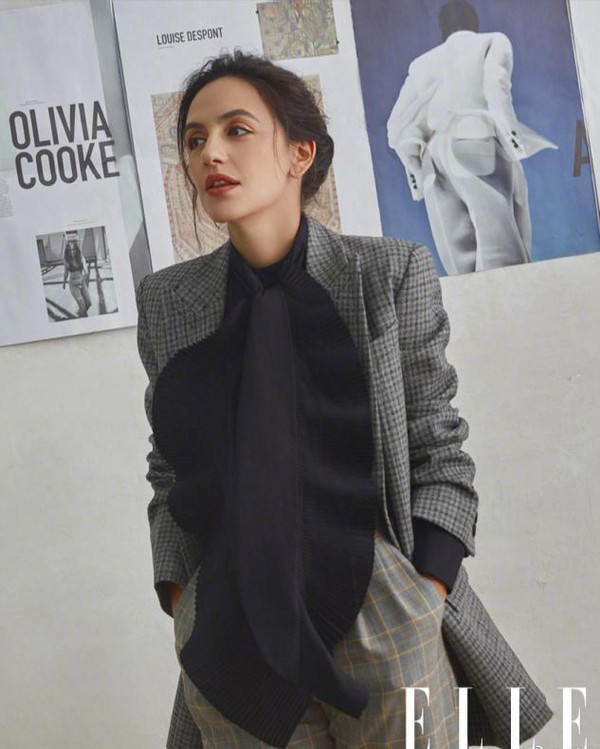 劉燁妻子帶娃出街，10歲諾一身高快赶超媽媽，五官和劉燁太像了