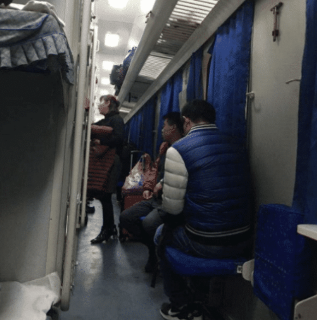 情侣坐火车卧铺, 半夜听到女友呼喊,男友看清她的脸色后选择分手!