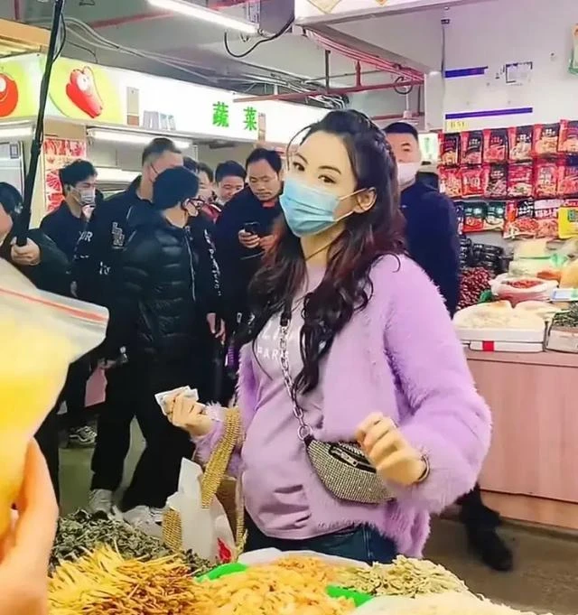 Wang Fei thanks thunderbolt sharp edge long-unseen with casing, emersion " the century pulls a hand " good sweetness, li Yapeng however conditions is dismal