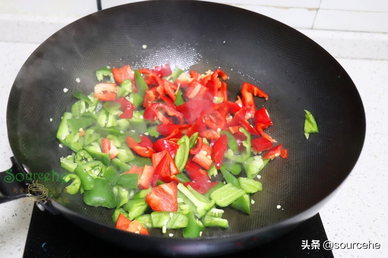 問了大廚才知道，炒臘腸很多人直接炒，少了一步，怪不得味道不對