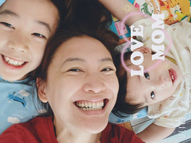 應采兒爸爸六一曬倆外孫，Jasper陪弟弟玩遊戲，畫面溫馨有愛