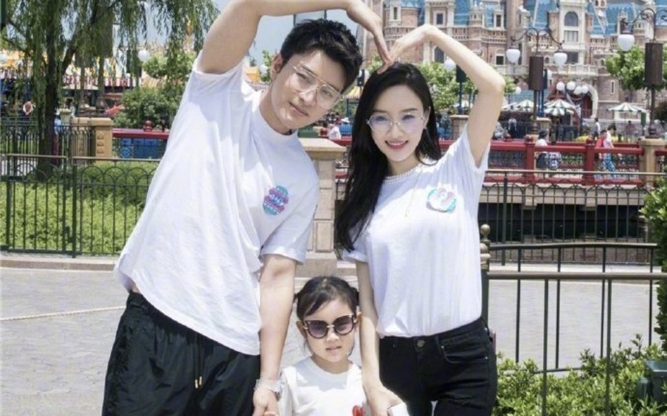李小璐贾乃亮情侣服露面，助理李桃道真相，甜馨值得拥有幸福童年