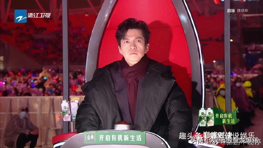 李健《好声音》唱完就穿上了棉袄 保暖到位
