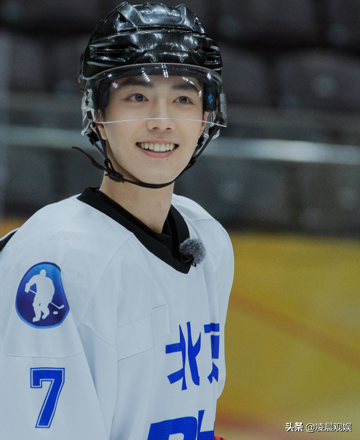肖戰冰球服造型曝光 笑容燦爛似陽光少年 生圖顏值不輸木村拓哉 凌晨觀娛 Mdeditor