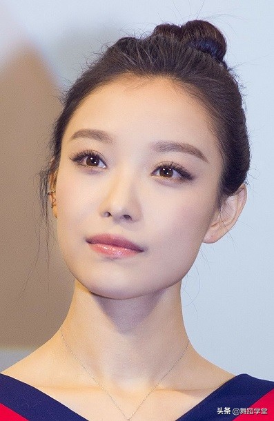 假睫毛有多容易“翻车”？来看看这些女明星的