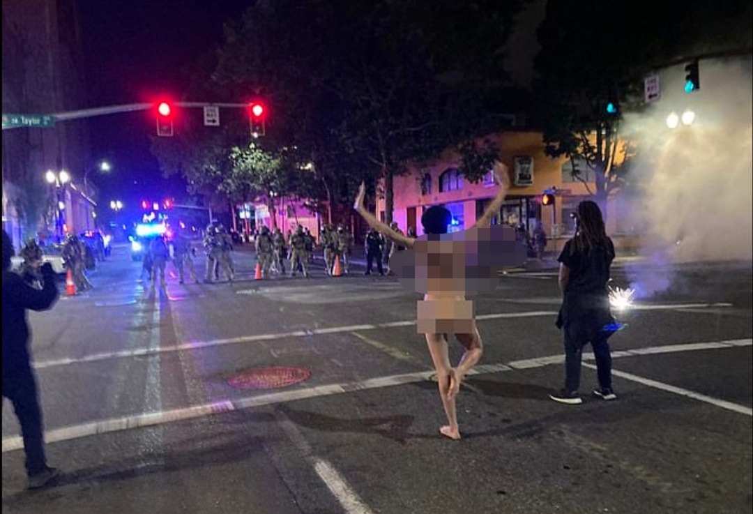 \"裸体雅典娜 \"抗议者与波特兰警察对峙