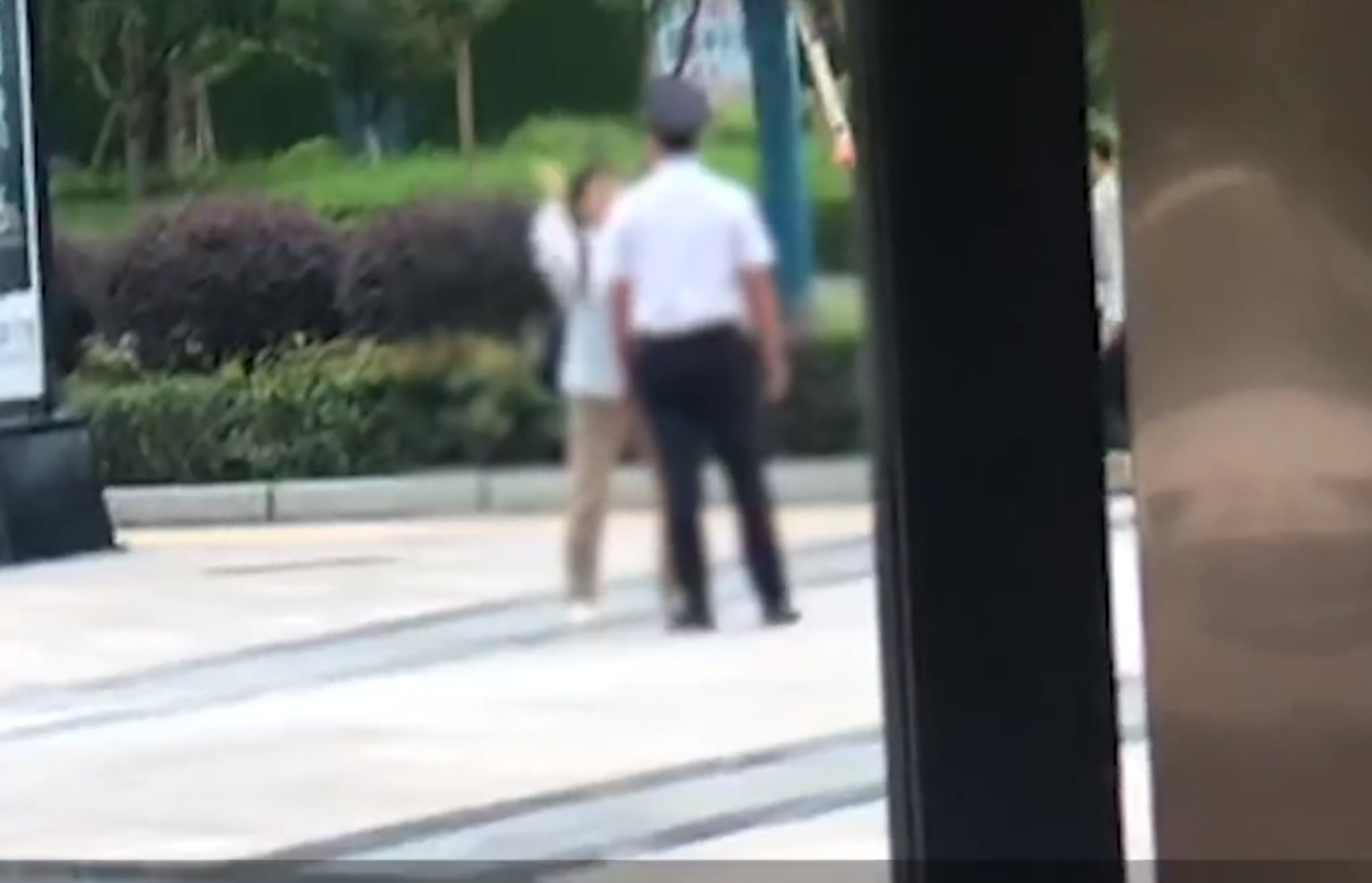 四川一大妈与保安互扇耳光，叫来4个儿子围殴保安被刑拘，网友：坑儿子