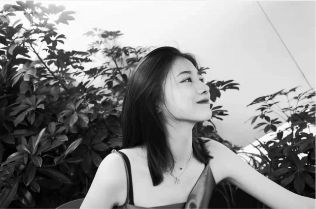 汪峰大女儿近照曝光，16岁小苹果化浓妆衣着性感，气质显成熟