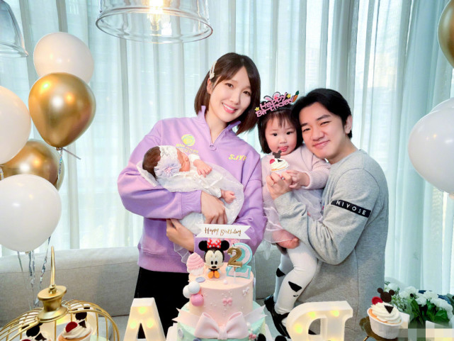 李亞男曬大女兒第一天上幼兒園，2歲天韻自己背書包，獨立又乖巧