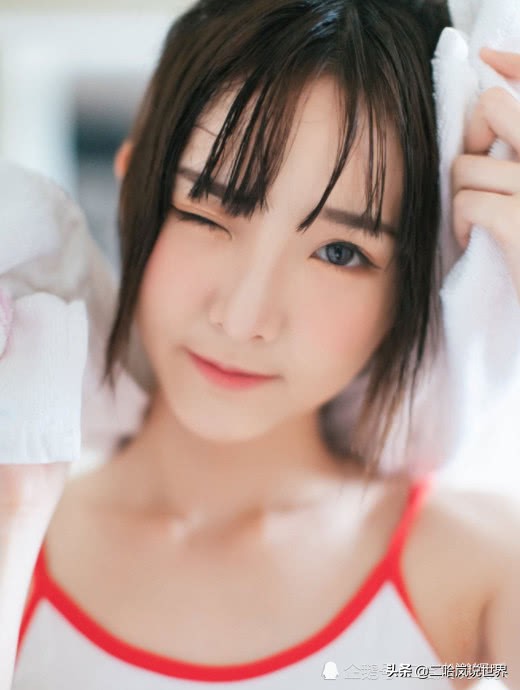 创3郑乃馨18岁有多清纯？穿上吊带那刻，全网女