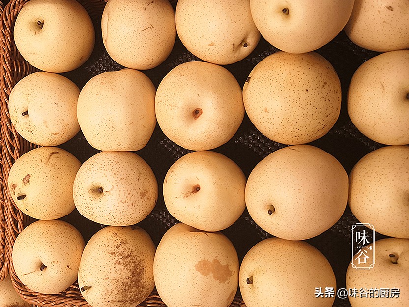 买梨子就得挑“母”的，香甜多汁味道好，牢记这4点，一挑一个准