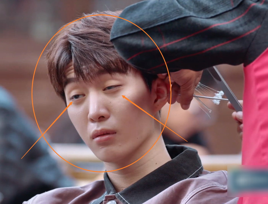 欧阳娜娜体验采耳，太舒服导致表情失控，挤出