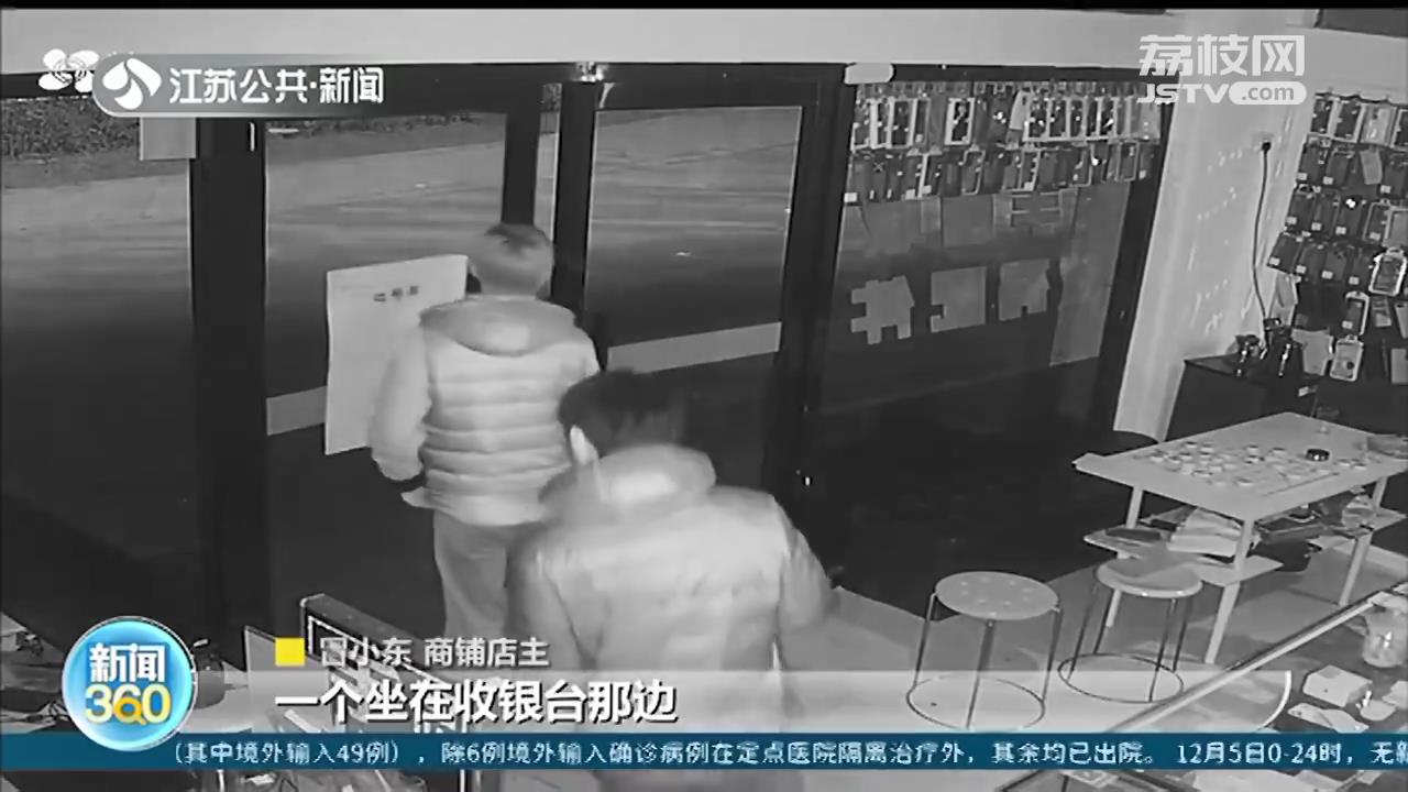 深夜看到有人撬门行窃 店主通过摄像头“喊话”吓走小偷