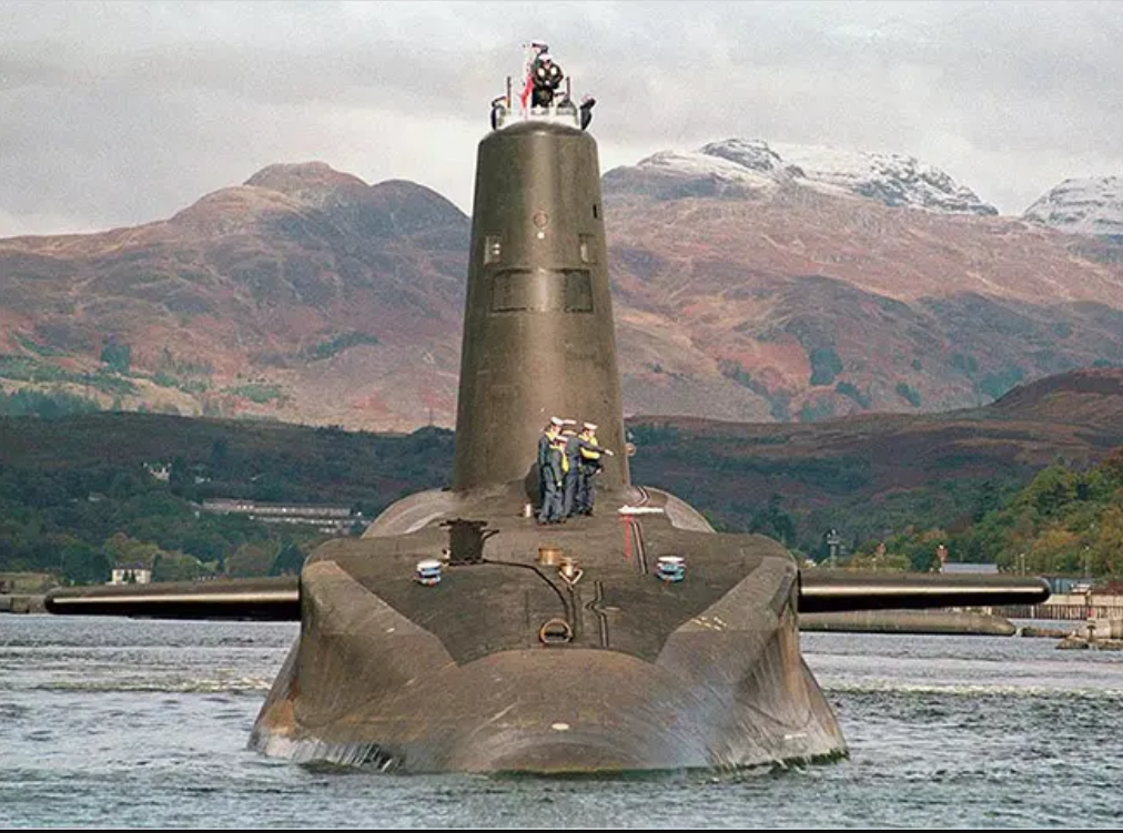 “我们的核潜艇撞上了集装箱？”记2009年英法核潜艇相撞事故