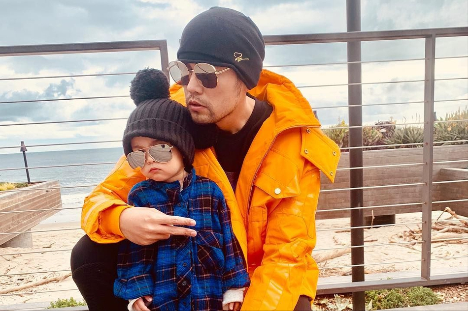 周杰伦晒弹钢琴视频为爱女庆生，一大一小四手联弹，画面超温馨