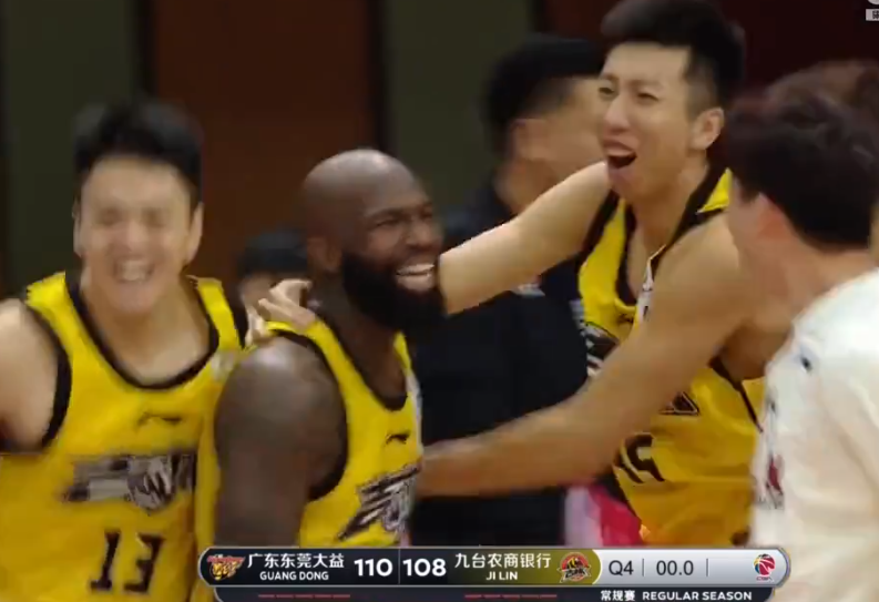 琼斯绝杀广东！王晗握拳庆祝，广东替补席全懵了，马尚赛后送拥抱
