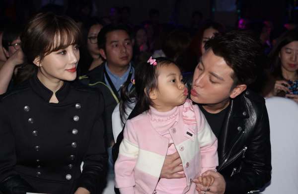 看他人求婚贾乃亮掩面流泪，热恋时的他也鼓起