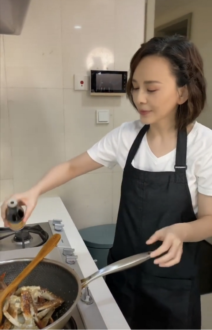 王琳在家做饭变大厨，一身家居造型，却被发型害成“大脑门”