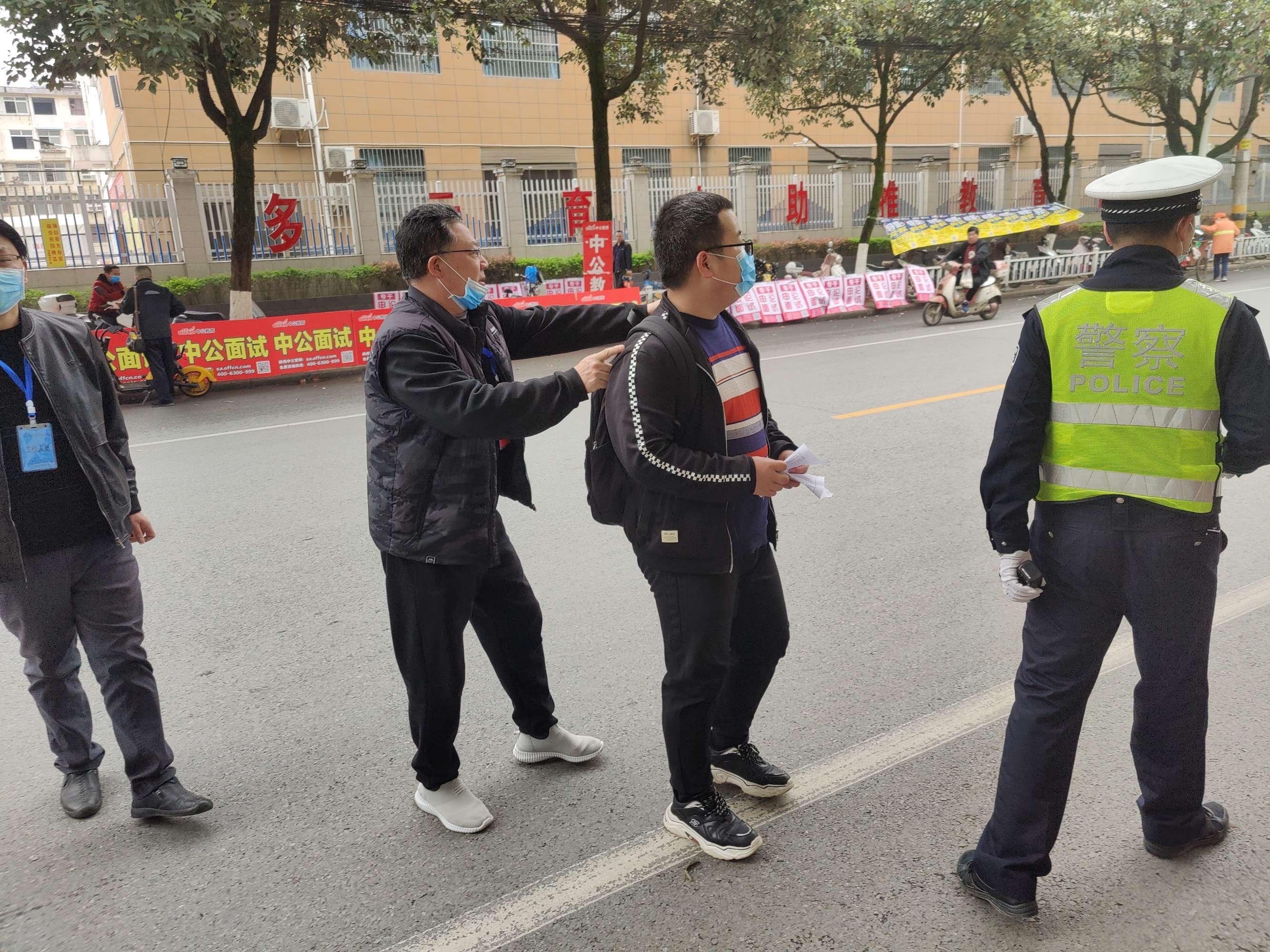 不负春光“警”色美：汉中交警一大队“护花”、“护考”、“护祭扫”