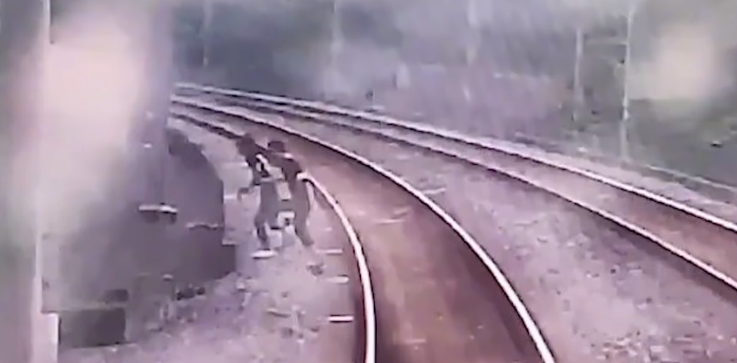 2男孩上铁轨拍短视频，与动车擦肩而过，将其逼停30分钟