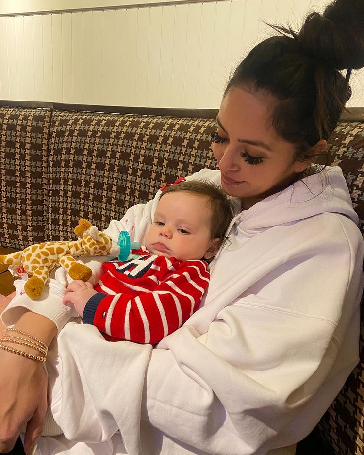 一周年|科比去世一周年祭日：瓦妮莎晒昔日球场全家福 配文永远在一起