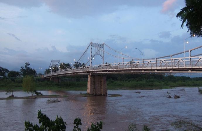 无比崩溃：洪都拉斯造了一座桥，飓风过后，桥还在，河跑了